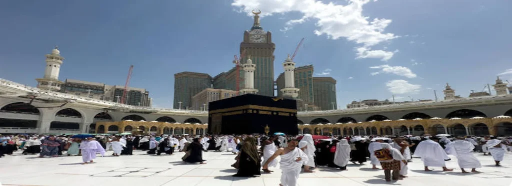 Best Food Options for Pilgrims, pilgrims walking toward Kaaba enjoying a peaceful and budget-friendly Umrah.