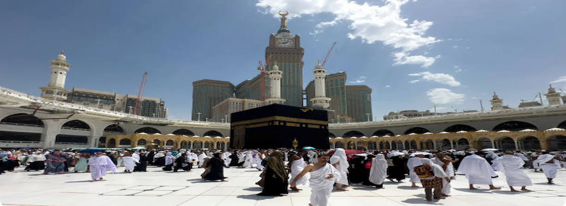 Best Food Options for Pilgrims, pilgrims walking toward Kaaba enjoying a peaceful and budget-friendly Umrah.