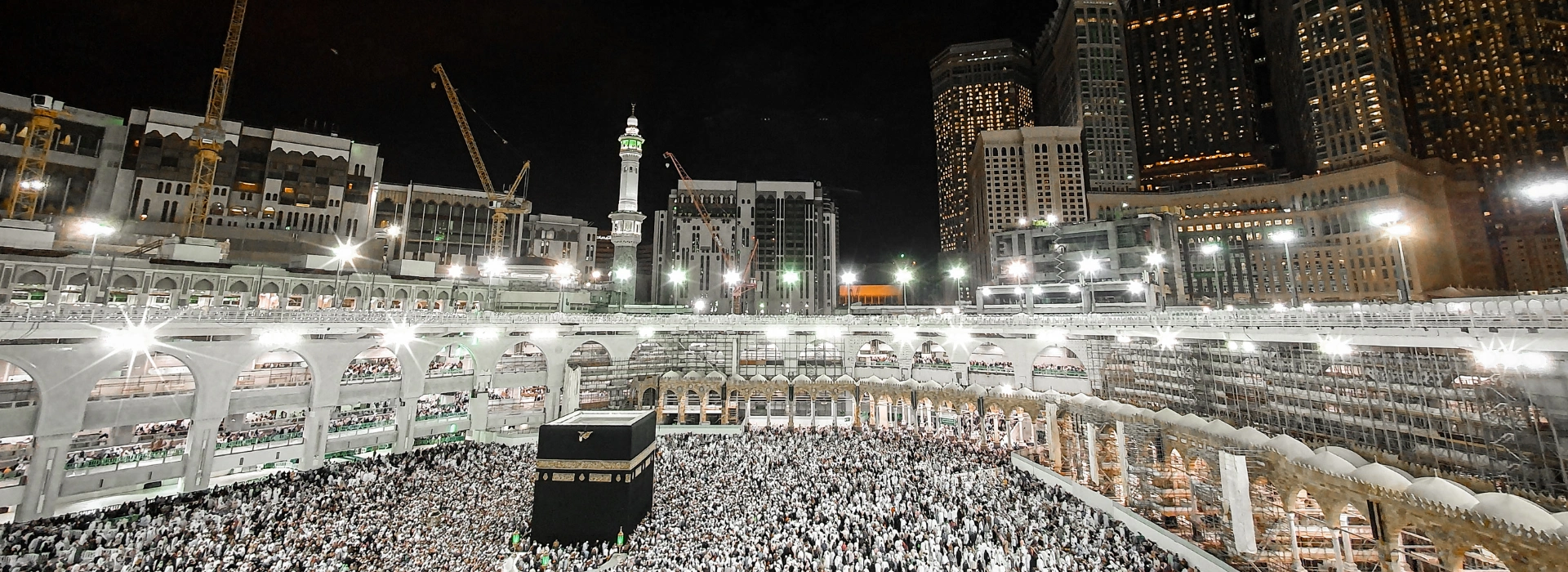 Pilgrims walking toward Kaaba enjoying a peaceful and budget-friendly Umrah.