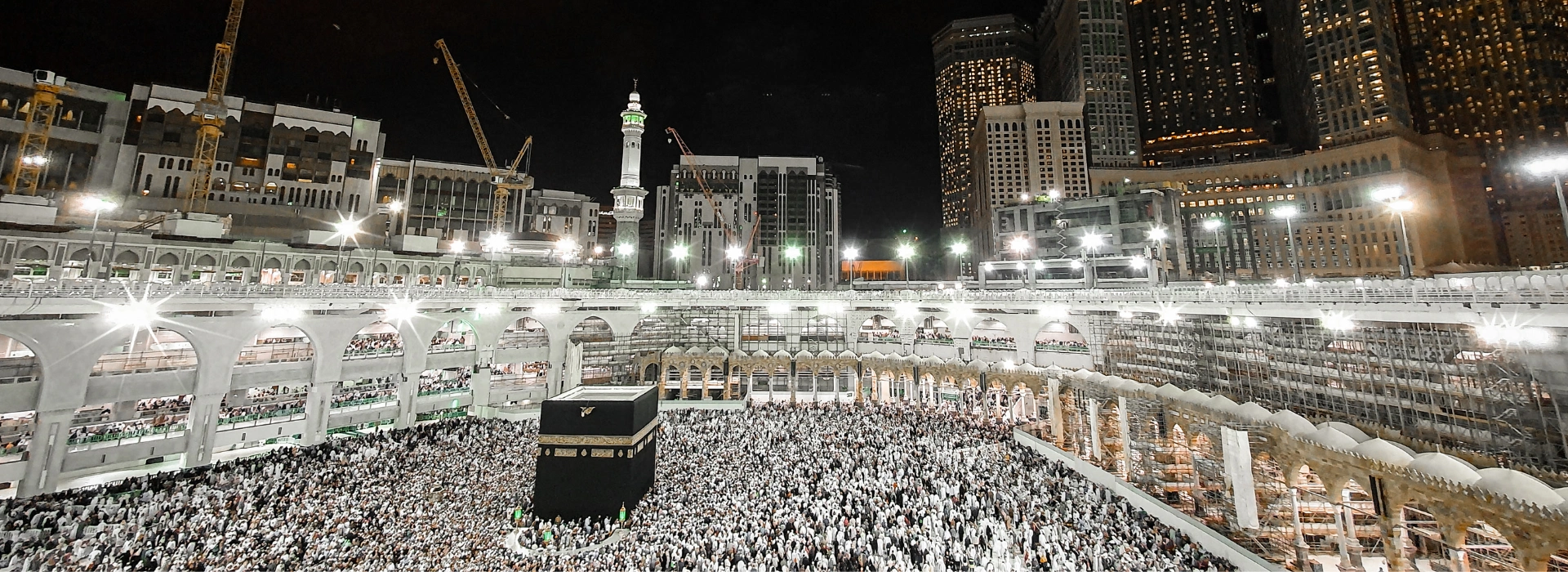 Economy Umrah Deal, Pilgrims walking toward Kaaba enjoying a peaceful and budget-friendly Umrah.