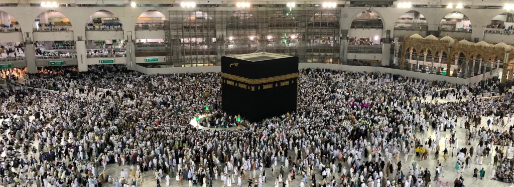 Economy vs Luxury Umrah,Pilgrims walking toward Kaaba enjoying a peaceful and budget-friendly Umrah.