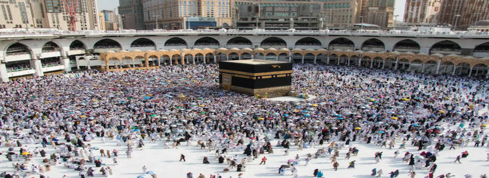 Prepare Kids Emotionally for Umrah, pilgrims walking toward Kaaba enjoying a peaceful and budget-friendly Umrah.