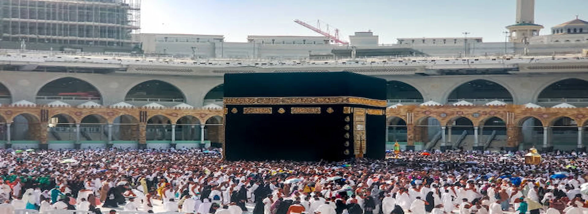 Best Last-Minute Umrah Plan, pilgrims walking toward Kaaba enjoying a peaceful and budget-friendly Umrah.