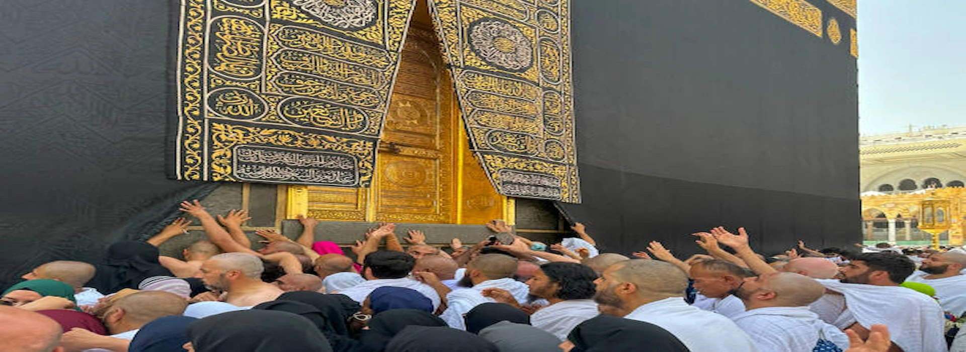 Stay Healthy During Your Umrah, pilgrims walking toward Kaaba enjoying a peaceful and budget-friendly Umrah.