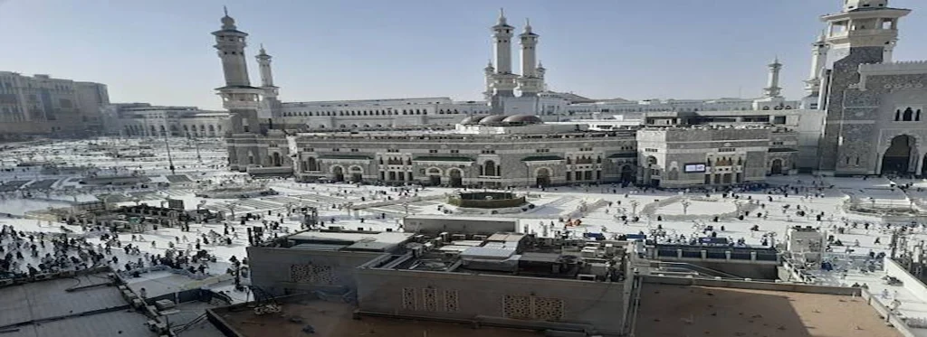 solo pilgrims performing umrah