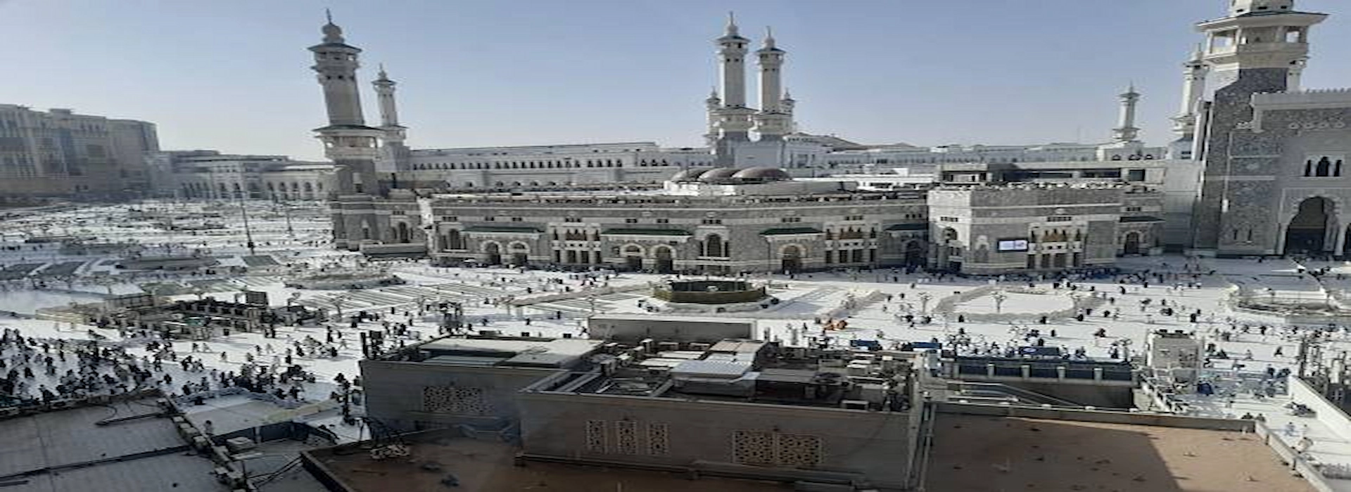 solo pilgrims performing umrah